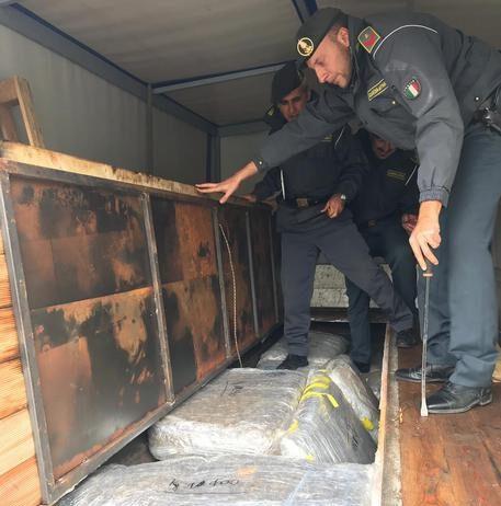 Arrestato corriere delle droga, sequestrati 154kg di hascisc e marijuana