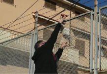 Klaus Davi spezza filo spinato della villa del Boss Crea di Rizziconi