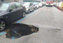 Si apre voragine in strada, danni ad auto in transito