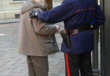 Badante sottrae bancomat e libretto postale ad anziano