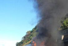 Camion in fiamme in autostrada