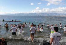 In centinaia per il tradizionale tuffo di inizio anno