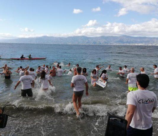 In centinaia per il tradizionale tuffo di inizio anno