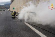 Auto in fiamme in autostrada