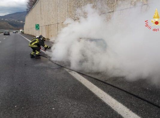 Auto in fiamme in autostrada