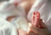 Scaraventa a terra figlia neonata uccidendola e poi tenta suicidio