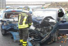 Auto travolge pattuglia polizia in autostrada, un ferito