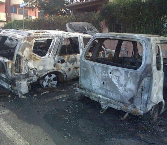 Intimidazione a padre e figlio, incendiate due auto