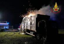 In fiamme mezzo compattatore raccolta rifiuti