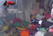 Bimba di 11 anni costretta a vivere tra spazzatura ed escrementi, denunciata la madre