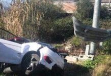 Palmi, mini car con due giovani a bordo finisce in fossato, feriti
