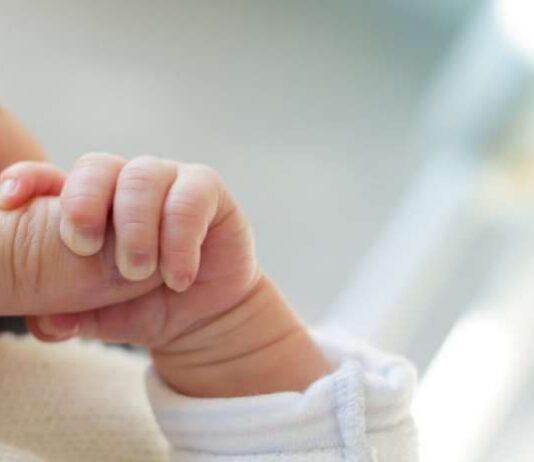 Dimesso da ospedale per un raffreddore, muore bimbo di 20 giorni