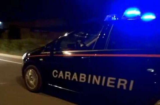 Picchia il padre con sbarra di ferro, arrestato 21enne