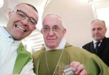 Papa Francesco si fa fotografare con la spilletta “Apriamo i porti”