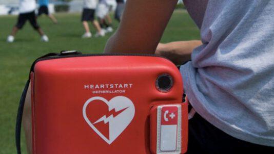 Si sente male dopo partita di calcio, salvato da defibrillatore