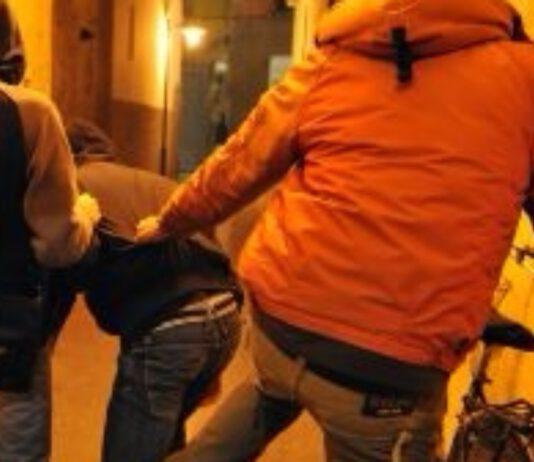 Giovane 20enne aggredito e picchiato da 4 coetanei