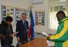 Associazioni donano occhiali a migranti con problemi vista