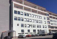 Ascensore rotto, defunto resta in reparto