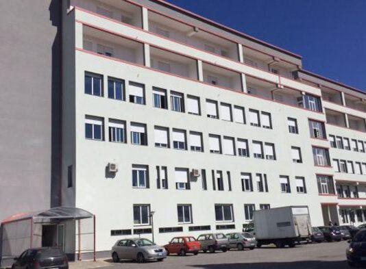 Ascensore rotto, defunto resta in reparto