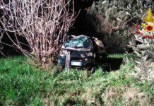 Finisce fuori strada in una scarpata con auto, ferito 29enne