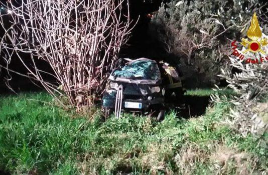 Finisce fuori strada in una scarpata con auto, ferito 29enne