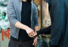 Spacciava davanti a scuola, arrestato 21enne