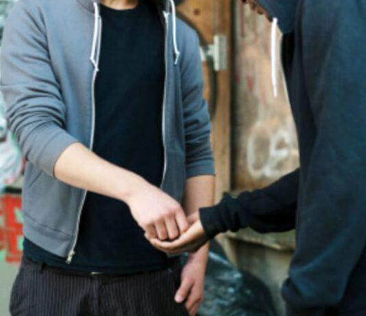 Spacciava davanti a scuola, arrestato 21enne