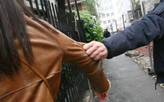 Aggredisce e picchia la ex, arrestato 50enne