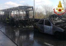 Terrore per 51 bambini, autista dirotta e incendia autobus