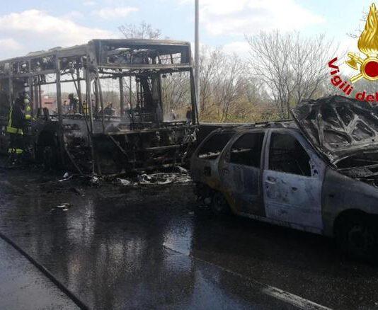 Terrore per 51 bambini, autista dirotta e incendia autobus