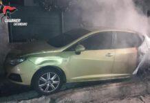 Incendiano auto per riscuotere debito