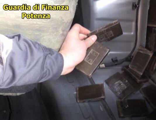 Fermato in auto con 4kg di hascisc, arrestato 48enne