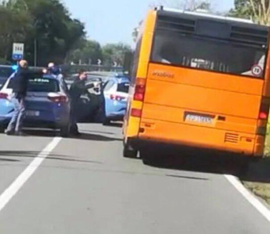 Ruba autobus di linea,fermato dopo inseguimento