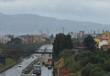 Tir disperde gasolio in autostrada, incidenti