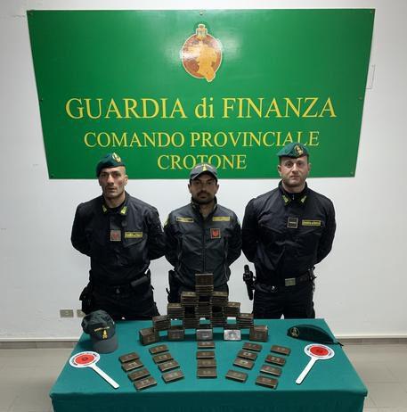In auto con 9,5 kg di hascisc, arrestato