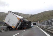 Maltempo in Calabria. Camion si ribaltano in autostrada causa vento