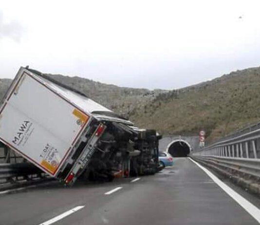 Maltempo in Calabria. Camion si ribaltano in autostrada causa vento