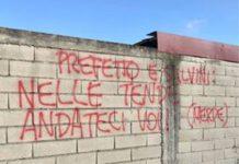 Rosarno, minacce e insulti contro Salvini ed il Prefetto, sui muri degli alloggi di contrada Serricella