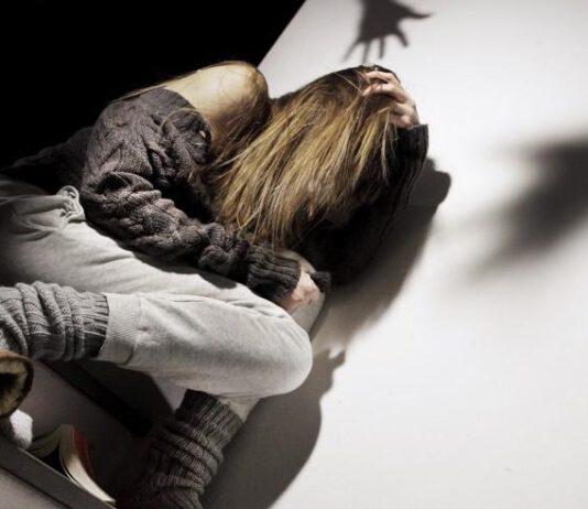 Violenza di gruppo su una ragazza, arrestati tre giovani