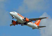 Tenta di aprire il portellone dell’aereo in volo, bloccato