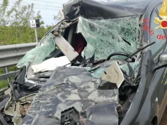 Grave incidente in autostrada: auto contro tir, ferito grave 24enne