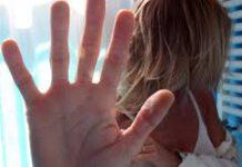 Lasciato dalla compagna, la violenta e manda foto agli amici, arrestato