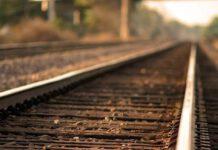 Camminava sui binari senza una meta, soccorso 86enne