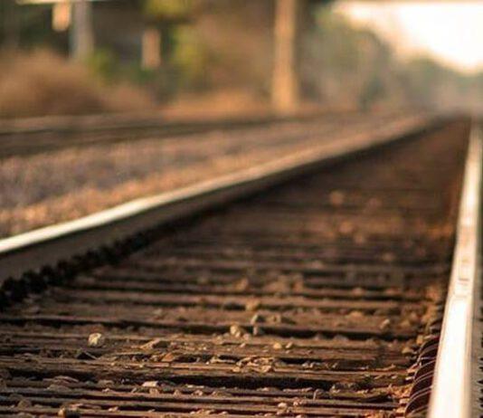 Camminava sui binari senza una meta, soccorso 86enne