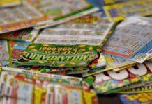 Rovista tra cestini e trova gratta e vinci vincente da 100mila euro