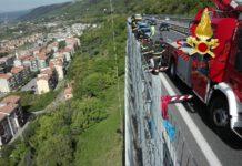 Giovane si suicida lanciandosi dal ponte in autostrada