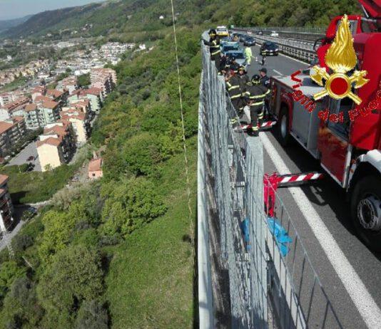 Giovane si suicida lanciandosi dal ponte in autostrada