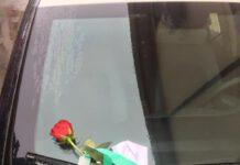 Un rosa ed un messaggio di incoraggiamento lasciati su auto carabinieri