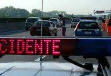Incidente mortale in autostrada, camion travolge uomo
