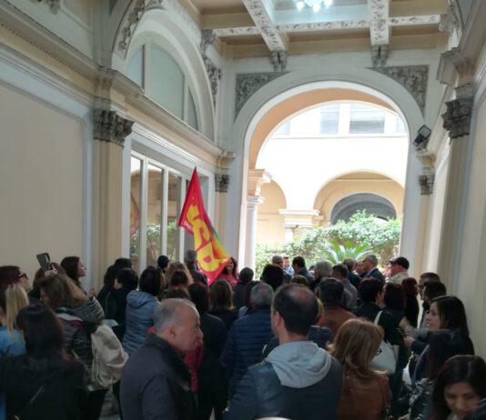 Presidio lavoratori davanti uffici Asp 5